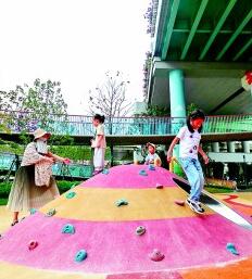 Kaiyun(中国体育):喧嚣闹市街巷转角出现了越来越多的绿色空间。这些被称作“口袋公园”的袖珍景区如多彩画卷装点城市扮美生活——小“口袋”里有大幸福(图1)