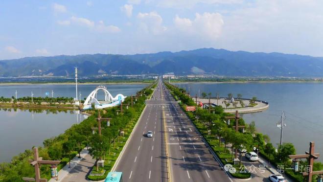 Kaiyun体育网站：七彩盐湖景区换“新装”(图2)