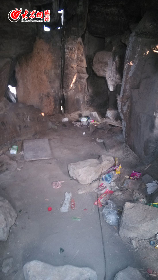 德州新湖景区内假山现中国式涂鸦山体布满字迹成“留言板”(图2)