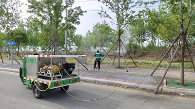 Kaiyun（中国体育）：战高温斗酷暑罗山县住建局园林绿化中心全面开展抗旱保绿工作(图2)
