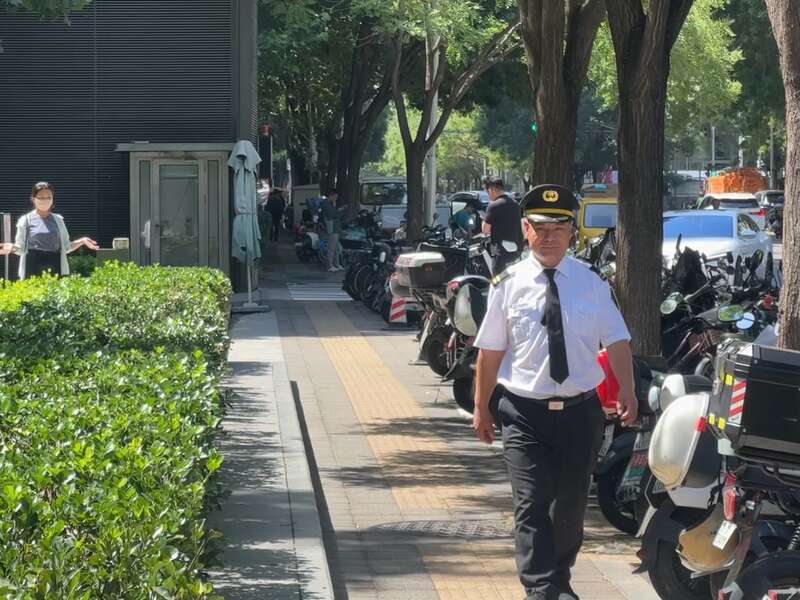 Kaiyun体育网站：高温下的北京快递小哥：“多赚点”是最大期望(图2)