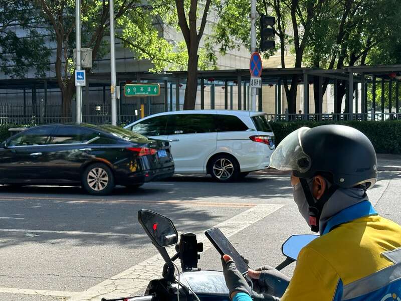 Kaiyun体育网站：高温下的北京快递小哥：“多赚点”是最大期望(图3)