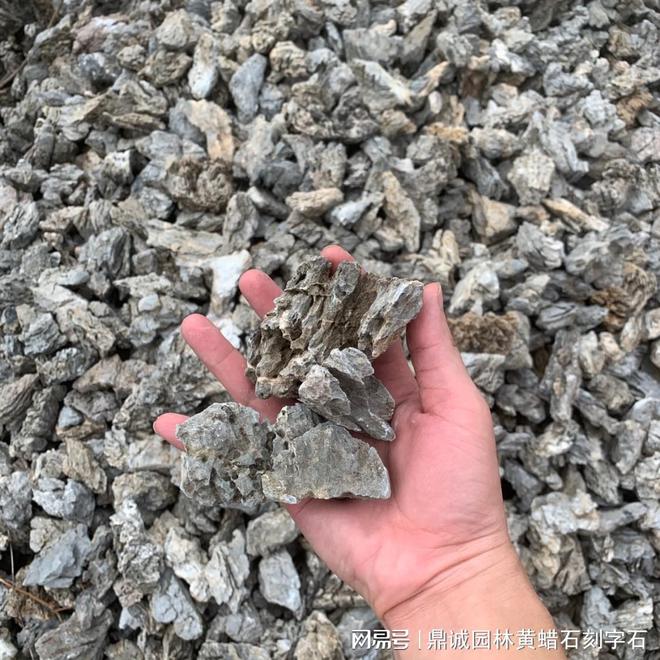 Kaiyun体育网站：如何利用小英石纹路堆叠打造和谐假山美感？(图1)