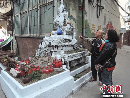 Kaiyun体育网站：老人废物利用花八年造社区花园假山奇石俱全(图)(图1)