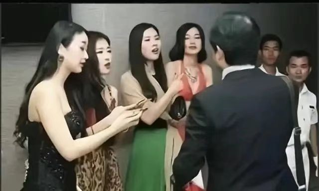Kaiyun（中国体育）：包养10位情妇睡觉翻牌生下11个私生子年近古稀还在拼命生娃(图5)