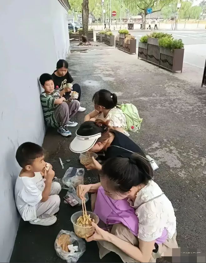 遭罪啊！暑假大批家长带娃北京旅游崩溃暴晒暴走景区似难民营(图7)