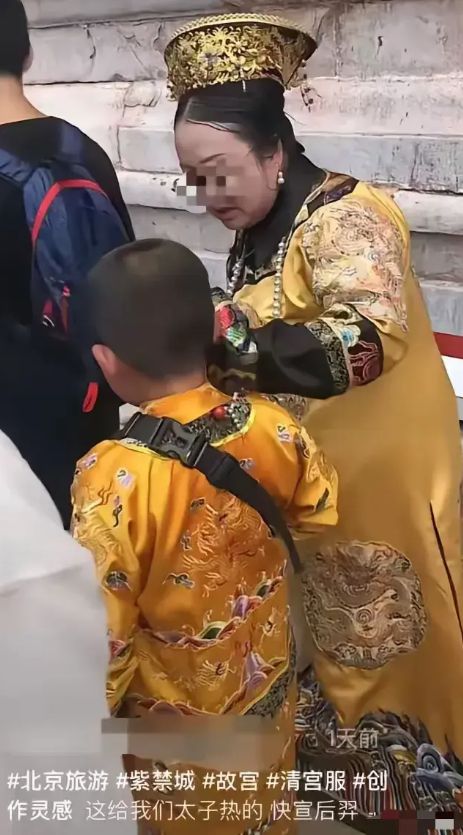 遭罪啊！暑假大批家长带娃北京旅游崩溃暴晒暴走景区似难民营(图3)