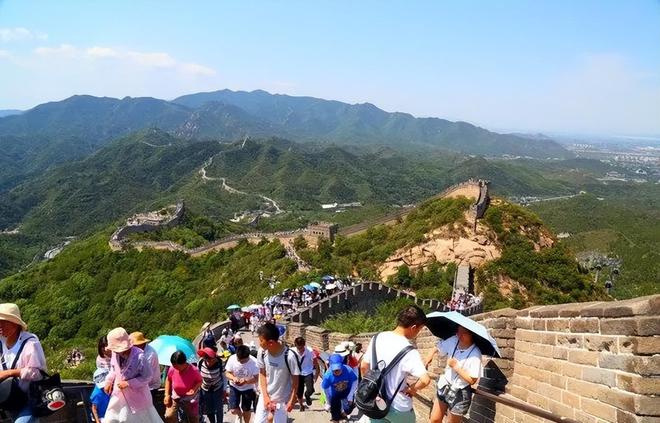 遭罪啊！暑假大批家长带娃北京旅游崩溃暴晒暴走景区似难民营(图5)