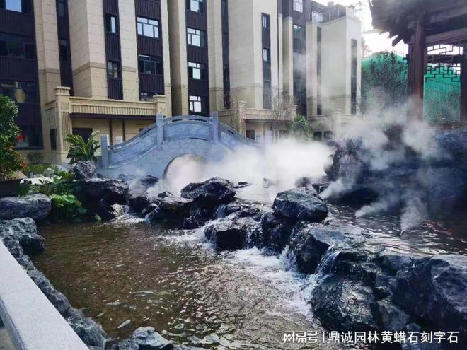 打造黑山石假山景观十几块黑山石组合造景堆砌设计(图1)