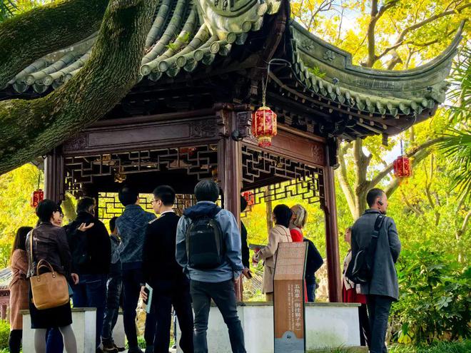 Kaiyun体育网站：从课植园到北大街：复旦大学携外宾共赴朱家角上海文化之旅(图2)