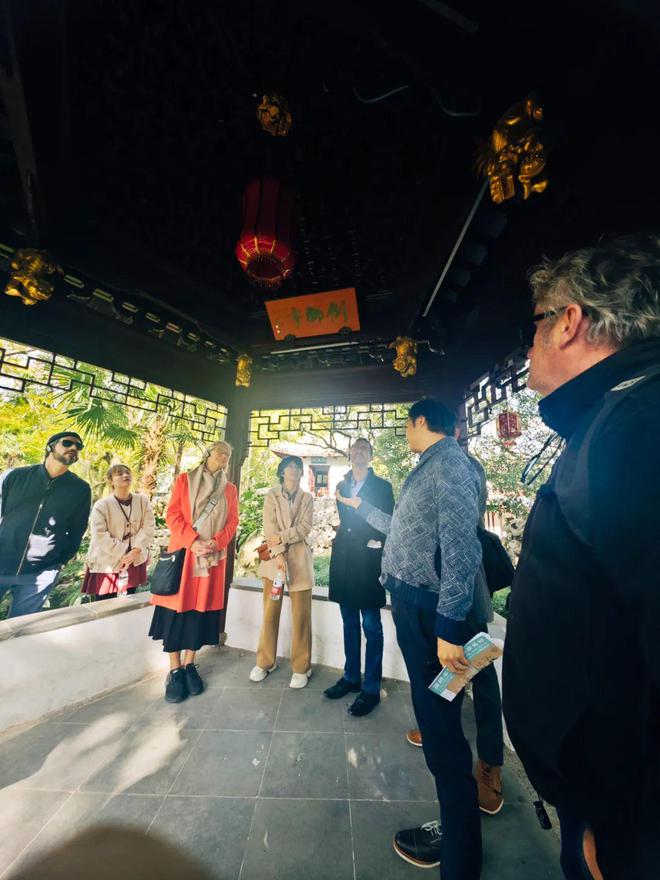 Kaiyun体育网站：从课植园到北大街：复旦大学携外宾共赴朱家角上海文化之旅(图5)