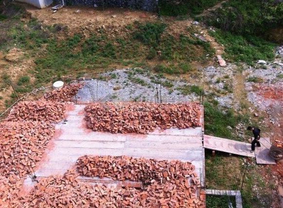 农村三层别墅花50万修建现10万卖不出有假山鱼塘！(图4)