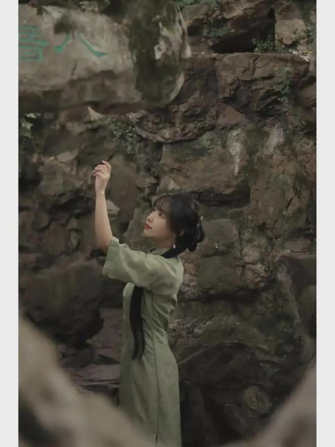 去园林游玩怎么拍好人像照？9个拍照姿势温婉动人非常好看(图2)