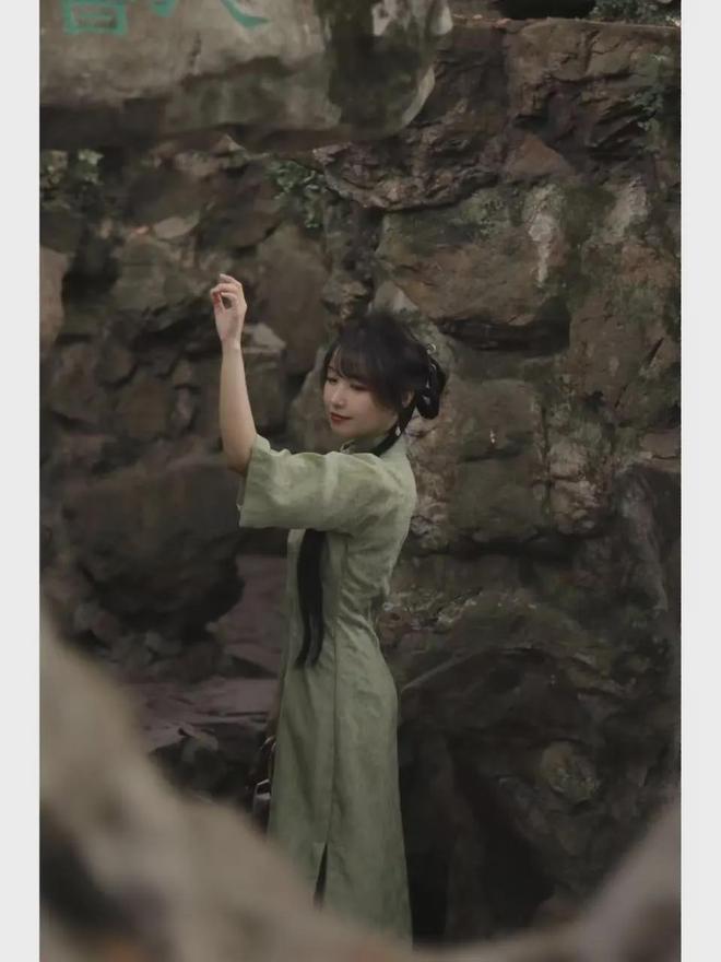 去园林游玩怎么拍好人像照？9个拍照姿势温婉动人非常好看(图3)