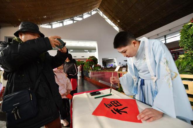 Kaiyun体育网站：逛中国园博馆“山居雅集”体验冬日古韵雅趣(图3)