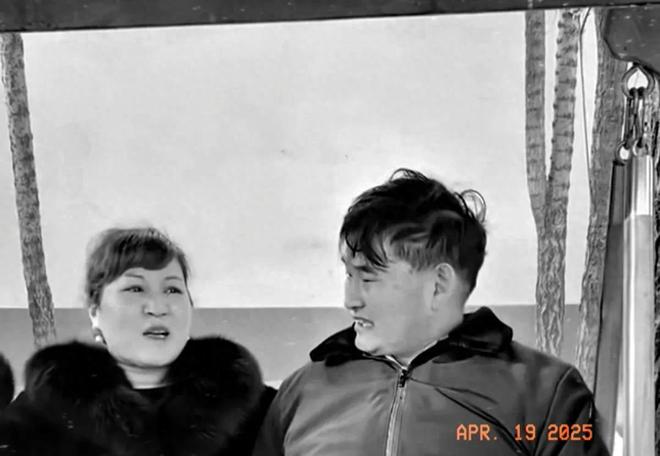 大衣哥和孙子菜园嬉戏假山荒草丛生院子里再不见往日热闹景象(图1)