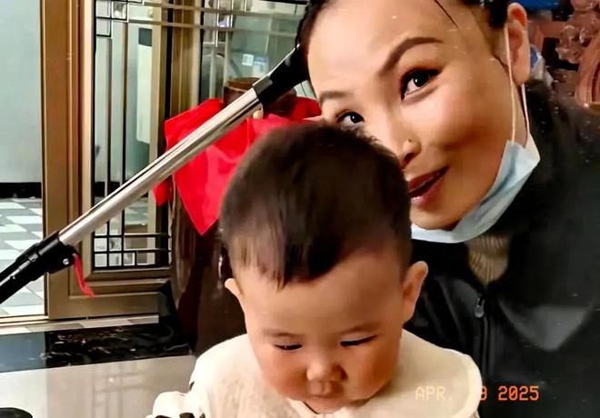 大衣哥和孙子菜园嬉戏假山荒草丛生院子里再不见往日热闹景象(图5)
