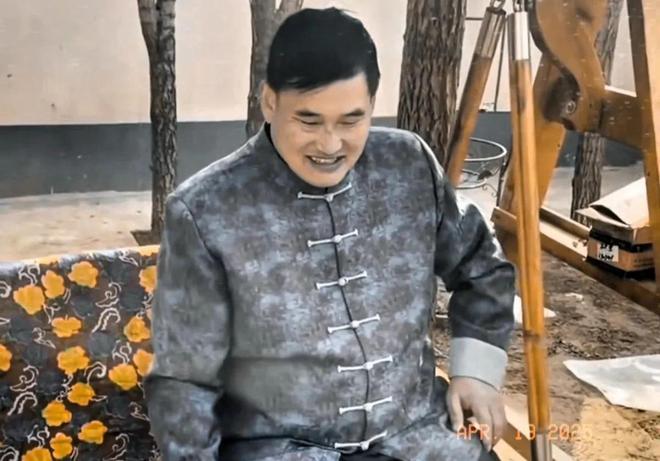 大衣哥和孙子菜园嬉戏假山荒草丛生院子里再不见往日热闹景象(图2)
