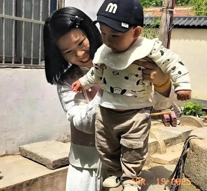 大衣哥和孙子菜园嬉戏假山荒草丛生院子里再不见往日热闹景象(图6)