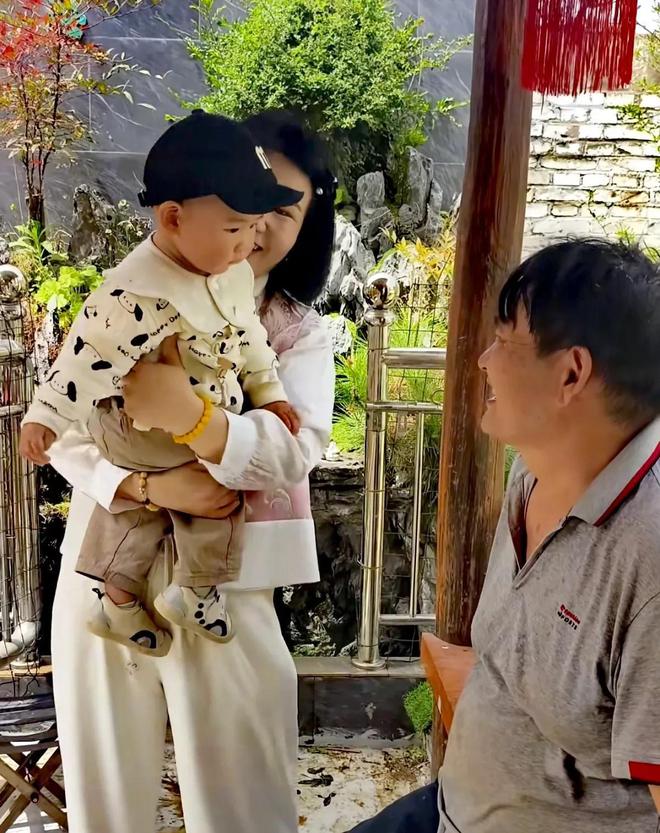 大衣哥和孙子菜园嬉戏假山荒草丛生院子里再不见往日热闹景象(图8)