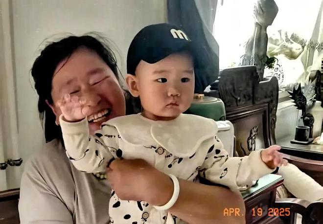 大衣哥和孙子菜园嬉戏假山荒草丛生院子里再不见往日热闹景象(图11)