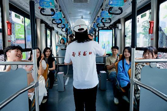 Kaiyun（中国体育）：五一耍青羊：流动的“盛宴”杜甫草堂“五一”专线巴士发车(图2)