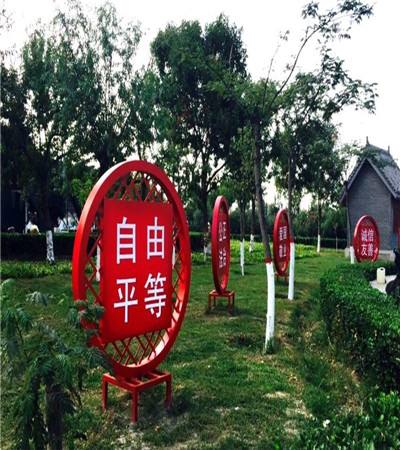 绿化养护公司分享假山在园林景观中的设计方法(图1)