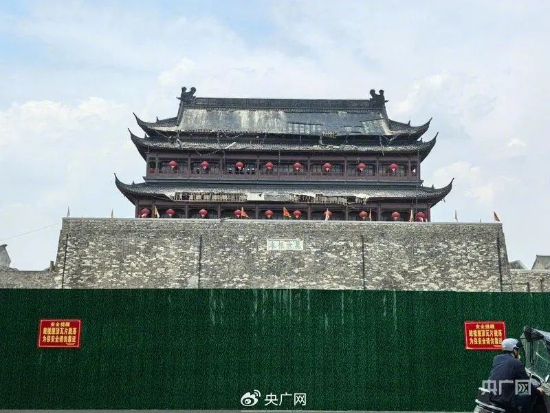 知名景点楼宇突发坍塌去年刚花了近300万元维修当地回应！央视曝光：坍塌部分系违规修建是“假古董”(图6)