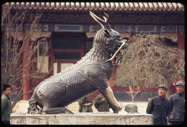 Kaiyun体育网站：老照片1977年老外拍摄的北京颐和园(图1)