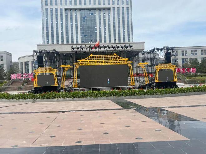 园林绿化养护中心精心筹备助力石河子第三届诵读大赛绽放明珠广场(图1)