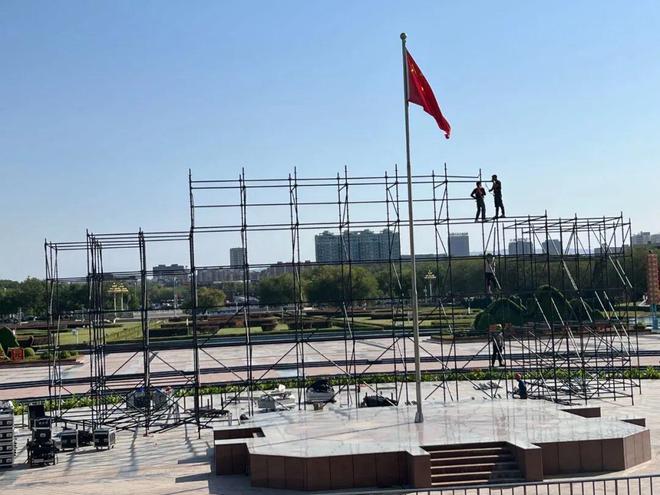 园林绿化养护中心精心筹备助力石河子第三届诵读大赛绽放明珠广场(图2)