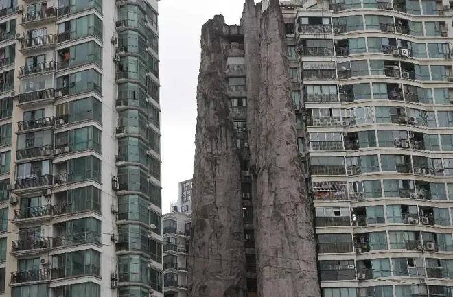 上海最奇葩的住宅楼两栋楼之间夹着一座假山已成网红打卡点(图2)