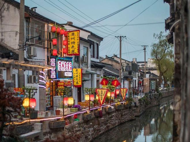 Kaiyun（中国体育）：避坑！2025苏杭旅游新手专属路线避开景区套路少走冤枉路(图3)