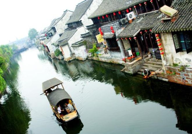 Kaiyun（中国体育）：避坑！2025苏杭旅游新手专属路线避开景区套路少走冤枉路(图2)