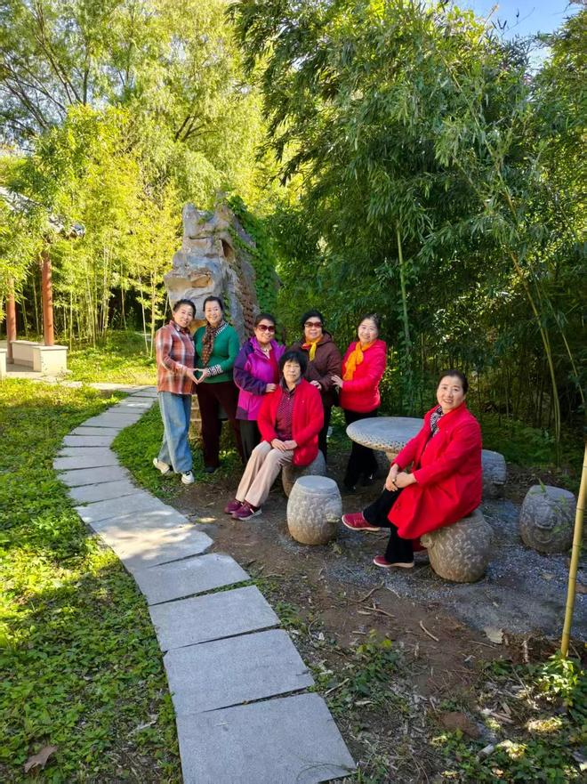 Kaiyun（中国体育）：重阳情满怀欢乐晚秋游——老年大学合唱班重阳游学记(图2)