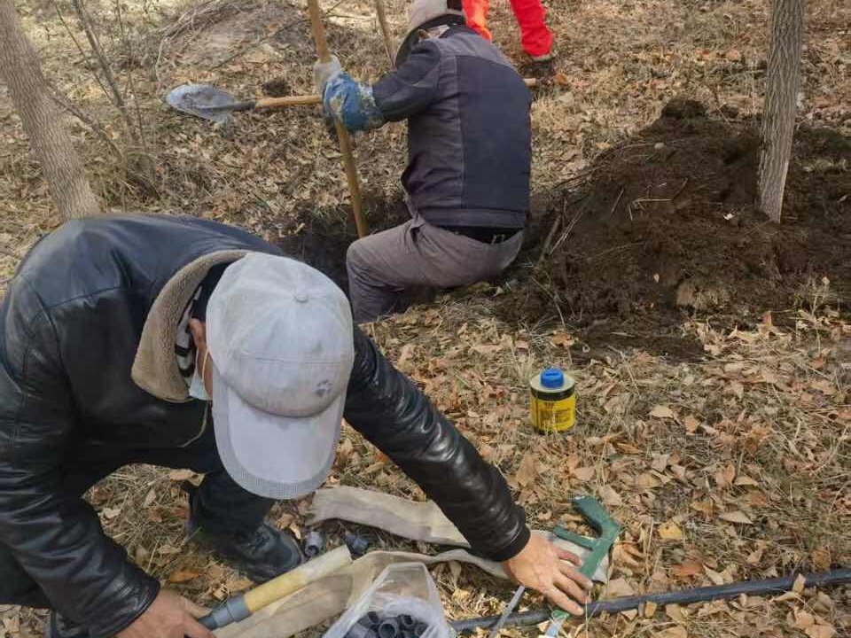 甘州区城市管理局园林绿化中心扎实做好绿化灌溉管网维修工作(图1)