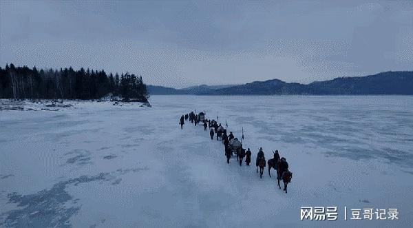 央视《大生意人》开播。假山假景假脸给内娱流水线年代剧上一课(图6)