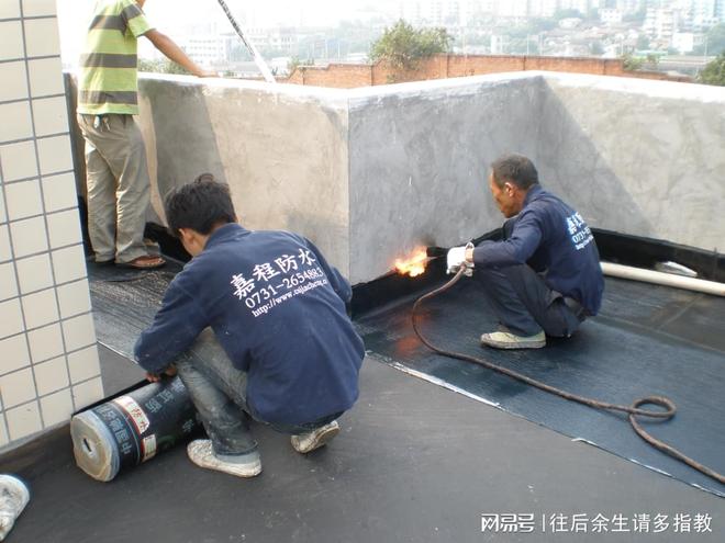 Kaiyun体育网站：庭院景观水池边做边漏？打造会呼吸的灵动水景防水是关键！(图2)