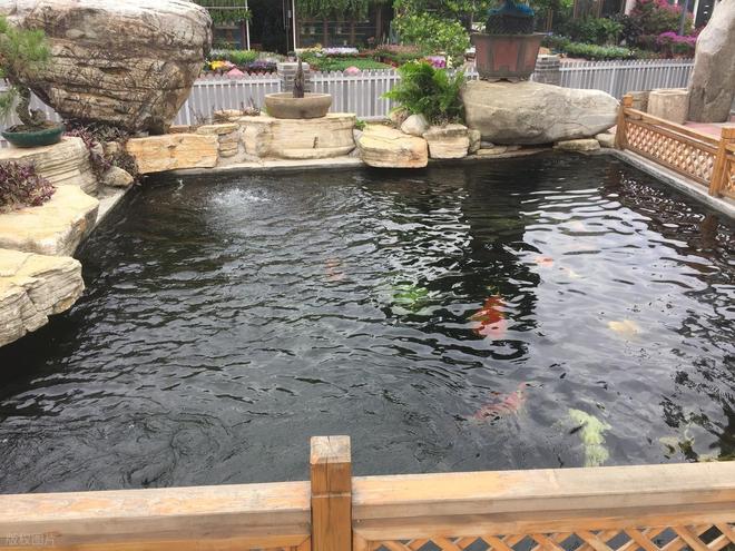 Kaiyun体育网站：庭院景观水池边做边漏？打造会呼吸的灵动水景防水是关键！(图1)